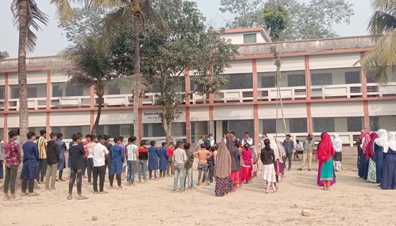 মহাদেবপুরে মাদ্রাসার সভাপতির স্ত্রীকে আয়া পদে নিয়োগের পাঁয়তারা