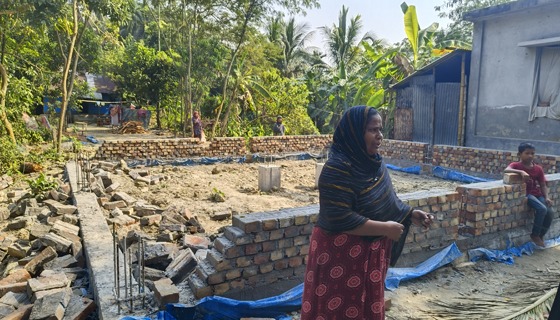বাবুগঞ্জে জমি নিয়ে বিরোধ: নির্মাণাধীন পাকা ঘর ভাঙচুর, আগুন দেওয়ার চেষ্টা