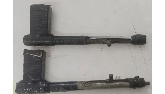 সিলেটের জৈন্তাপুর থেতে দুইটি দেশীয় অস্ত্র উদ্ধার করছে র‌্যাব