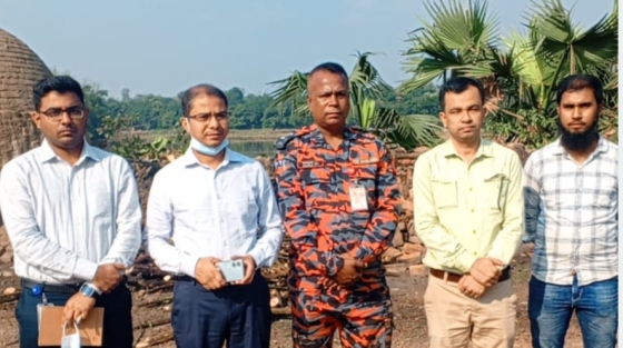 কাপাসিয়ায় অবৈধ কয়লা চুল্লির দু'টি কারখানা ভেঙে ঘুড়িয়ে দিয়েছে উপজেলা প্রশাসন