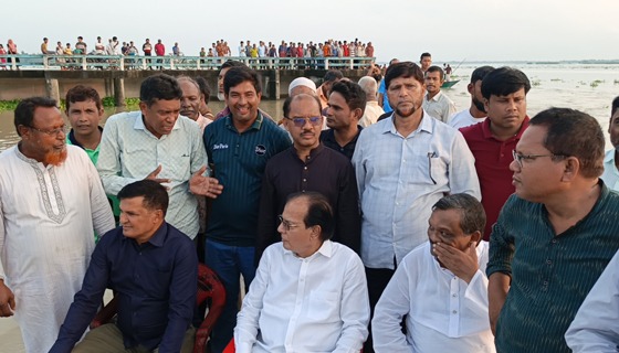 লালমনিহাটে  বন্যা দুর্গতদের মাঝে নৌকায় করে ত্রাণ দিলেন সাবেক উপমন্ত্রী দুলু