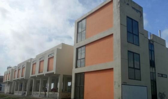 হাটে নির্মিত গ্রামীণ ভবন হস্তান্তরের আগেই ফাঁটল