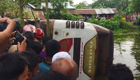 কিশোরগঞ্জে বাস নিয়ন্ত্রণ হারিয়ে পুকুরে ২০ যাত্রী আহত