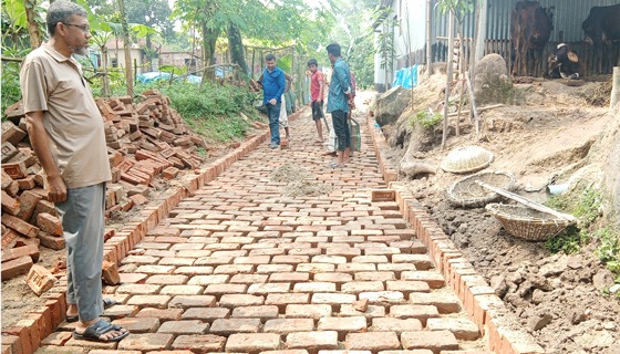 রায়গঞ্জে নকশা বহির্ভূত জায়গা দিয়ে রাস্তা নির্মাণ