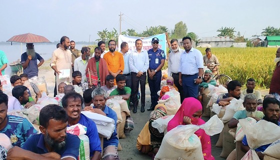 রাজারহাটে তিস্তায় সর্বস্বান্ত পরিবারগুলোয় ত্রাণ ও নগদ সহায়তা