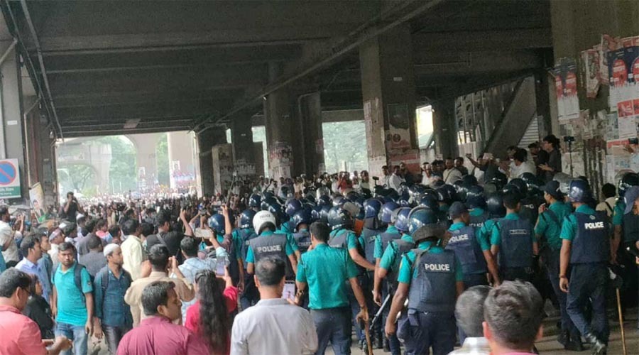 পুলিশের ধাওয়া ও কাঁদুনে গ্যাসের পর প্রেসক্লাব ছেড়ে শহীদ মিনারে এমপিও শিক্ষকরা