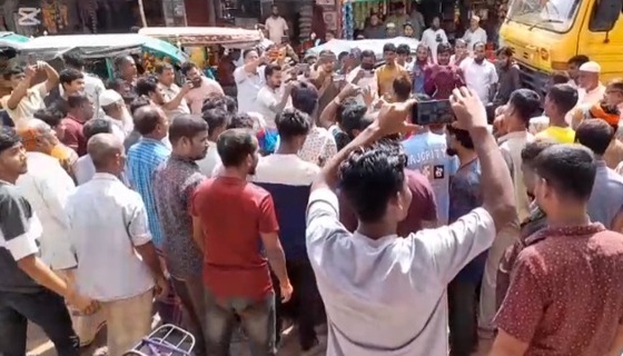 চন্দনাইশে পল্লী বিদ্যুতের বদলির দাবিতে অফিস ঘোরাও  মানববন্ধন