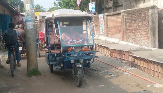 সড়কের মাঝে বেরসিক বিদ্যুতের খুঁটি, ঝুকি নিয়ে চলাচল