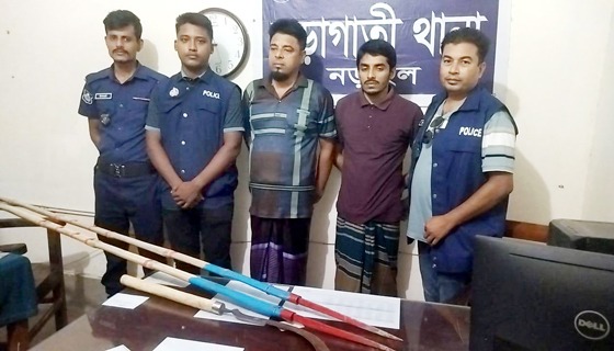 নড়াইলে ধারালো অস্ত্র ও সড়কি সহ বাবা-ছেলে গ্রেফতার