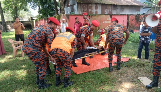 দুর্যোগ প্রশমন দিবসে ঝিনাইগাতীতে ফায়ার সার্ভিসের সচেতনতামূলক মহড়া
