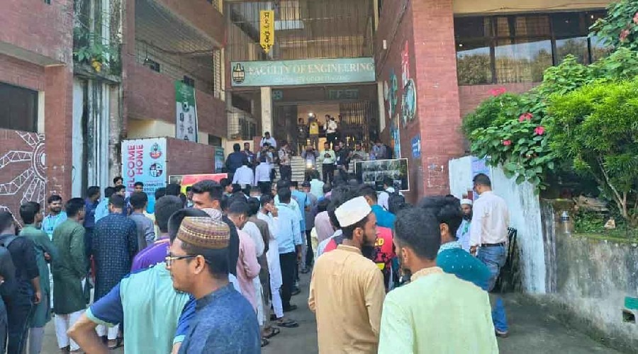 উৎসবমুখর পরিবেশে চাকসু ভোটগ্রহণ শুরু