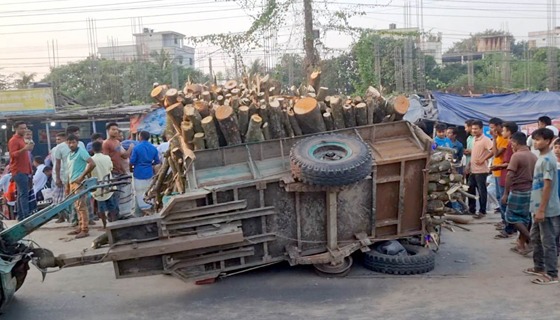 ফুলবাড়ীতে ট্রলির সামনের চাকা ফেটে অটোরিকশা চালকের মৃত্যু
