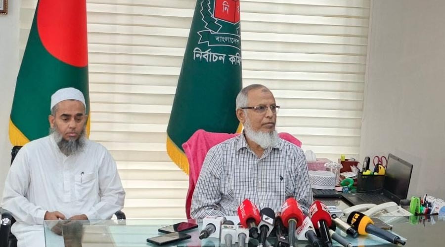 বিতর্কিত কেউ নির্বাচনী দায়িত্বে থাকতে পারবে না: ইসি আনোয়ারুল"