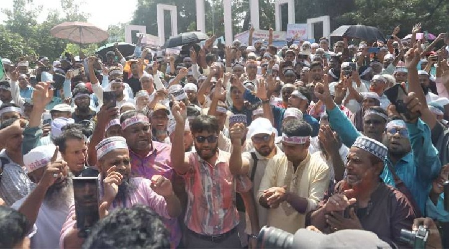 এমপিওভুক্ত শিক্ষকদের আন্দোলনে বিএনপির সমর্থন, শহীদ মিনারে উপস্থিত নেতারা