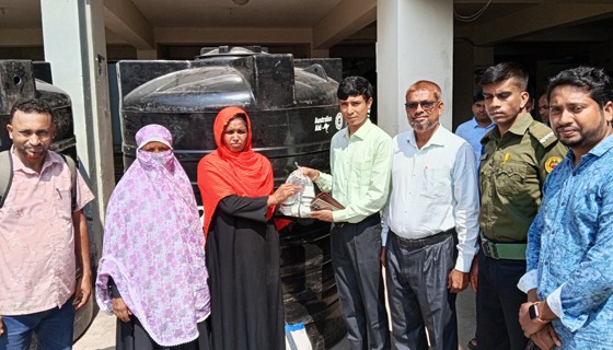 কয়রায় বৃষ্টির পানি সংরক্ষণে অসহায় পরিবারের মাঝে ট্যাংকি বিতরণ