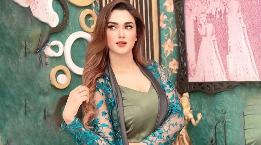 সম্পর্কের খবর নিয়ে মুখ খুললেন ববি