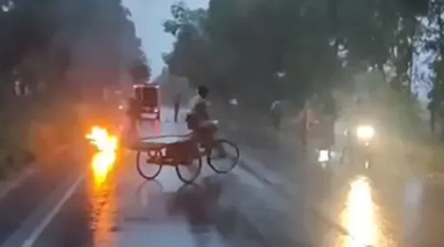 মোহনপুরে ট্রাকের সংঘর্ষে মোটরসাইকেলে আগুন, নিহত ১