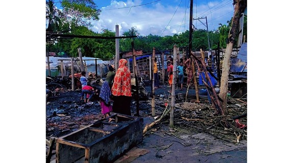 তালার হাজরাকাটি বাজারে অগ্নিকাণ্ডে ৮ দোকান পুড়ে ছাই