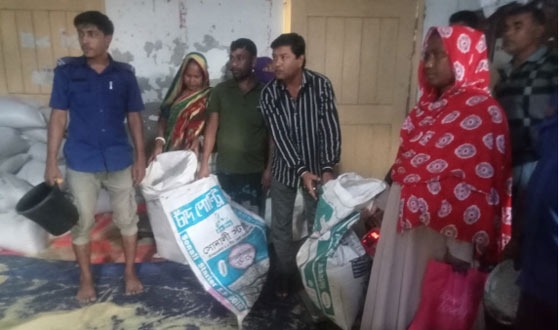 আশাশুনির আনুলিয়ায় ভিডব্লিউবি এর চাল বিতরণ