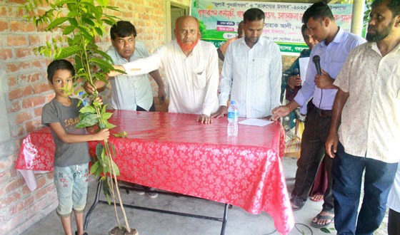 ফুলবাড়ীতে প্রতিবন্ধী শিশুদের মাঝে গাছের চারা বিতরণ