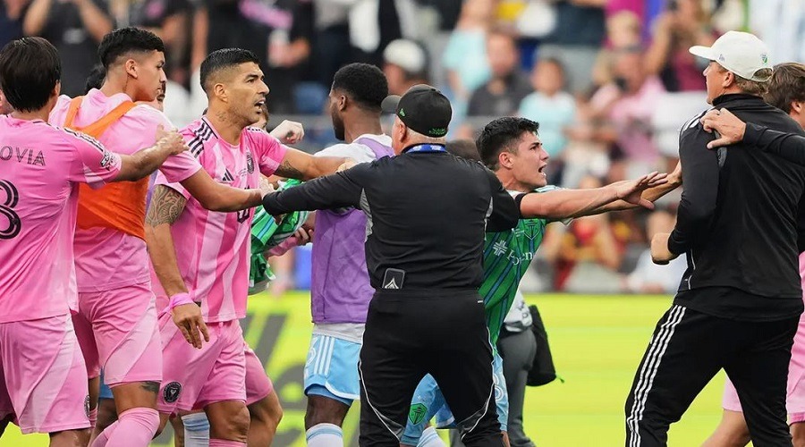 ফাইনাল হেরে কর্মকর্তার মুখে থুতু দিলেন সুয়ারেজ!