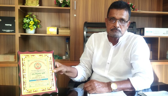 সমাজ সেবায় বিশেষ অবদানের জন্য পুরস্কৃত মহিনন্দ ইউপি চেয়ারম্যান লিয়াকত আলী