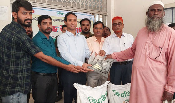 নাগেশ্বরীতে কৃষকদের মাঝে মাসকলাই বীজ ও সার বিতরণ