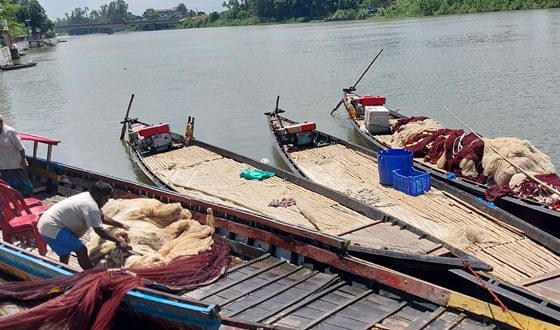 আত্রাই নদীতে ৪ ইঞ্জিন চালিত নৌকা ও ৪ হাজার মিটার জাল জব্দ