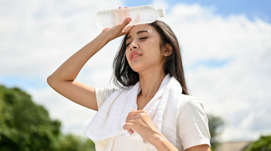 এই গরমে হিট স্ট্রোকের ঝুঁকি এড়াতে যা করবেন