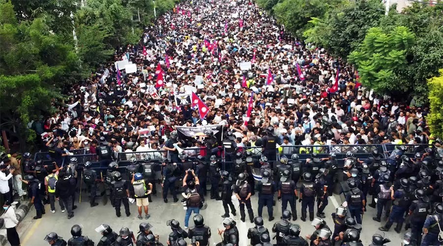 বিক্ষোভে রক্তক্ষয়ী সংঘর্ষের পর নেপালে সামাজিক যোগাযোগমাধ্যম চালু