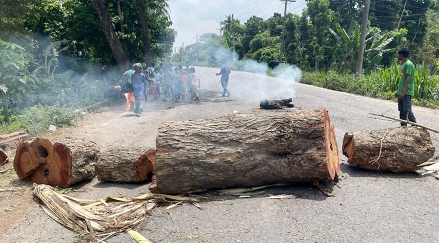 আজও অবরোধ: ঢাকার সঙ্গে ২১ জেলার যান চলাচল বন্ধ
