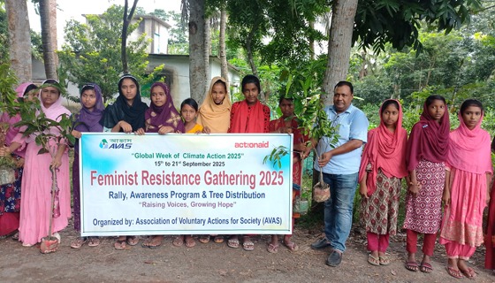 কলাপাড়ায় স্কুলগামী কন্যা শিশুদের ফলজ ও ঔষধি গাছের চারা বিতরণ