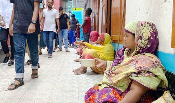 প্রেমের করুণ পরিনতি : ছেলেকে জামিনে বের করতে ভিক্ষা করছেন মা