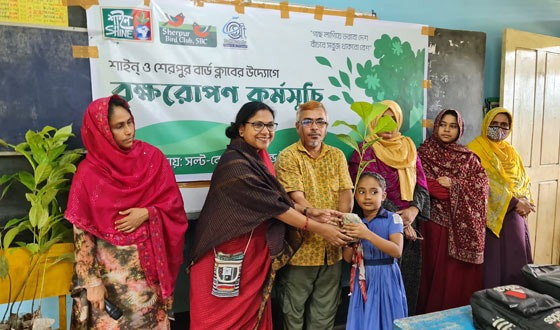 শেরপুরে শিক্ষার্থীদের মধ্যে গাছের চারা বিতরণ