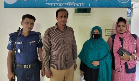 দেবহাটায় অনৈতিক কাজের অভিযোগে স্কুল শিক্ষক ও আয়া আটক