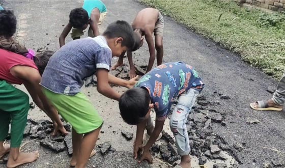 হিলিতে গ্রামীণ সড়কে এলজিইডি’র নিম্নমানের কাজ, উঠছে কার্পেটিং