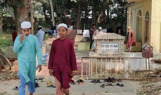 কক্সবাজারে ৬শত বছরের গায়েবি মসজিদ: মনোবাসনা পূরণে আসেন মুসলিমসহ অন্যান্য সম্প্রদায়