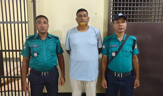 রংপুরে আত্মগোপনে থাকা আওয়ামী লীগ নেতাকে আটক করে পুলিশে দিল ছাত্ররা