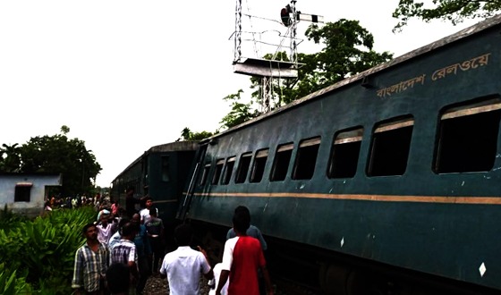 পীরগাছায় ট্রেনের ৬ বগি লাইনচ্যুত, যোগাযোগ বন্ধ: আটকা ১০ ট্রেন