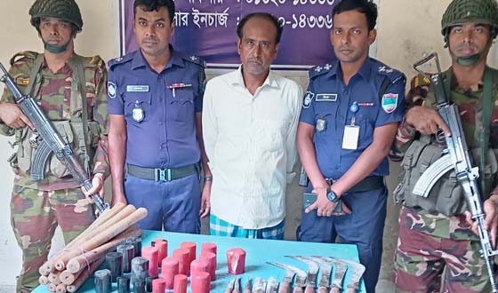 অভয়নগরে বিপুল পরিমান দেশি অস্ত্র-ককটেলসহ আ. লীগ নেতা আটক