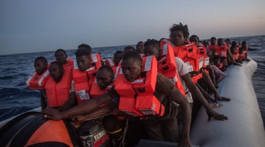 লিবিয়ার উপকূলে শরণার্থী নৌকায় আগুন, নিহত অন্তত ৫০