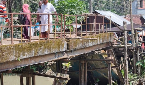 ইন্দুরকানীতে সেতু ভেঙে দুর্ভোগে দুই উপজেলার মানুষ