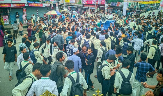 রংপুরে সড়ক অবরোধ করে কারিগরি শিক্ষার্থীদের বিক্ষোভ