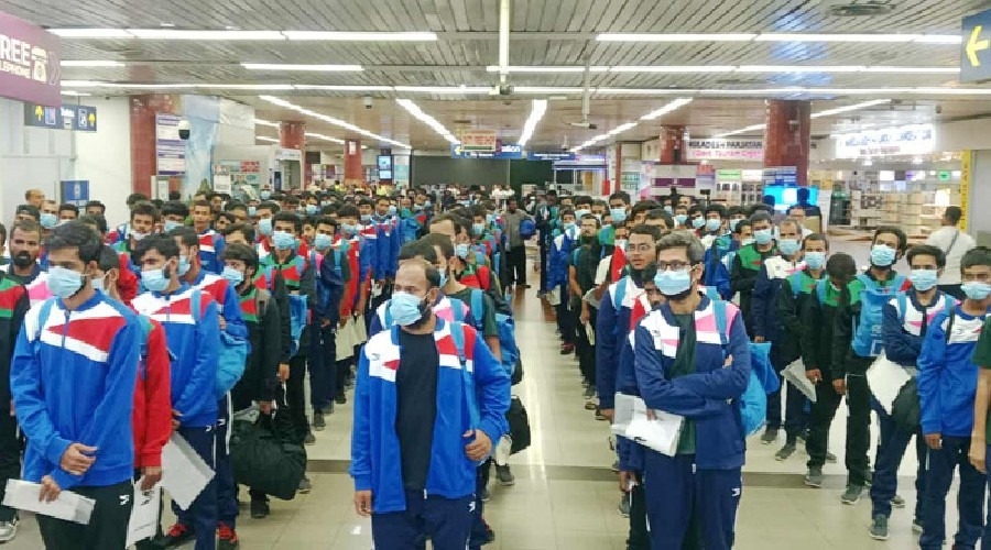 লিবিয়া থেকে ১৭৬ বাংলাদেশি দেশে ফিরেছেন