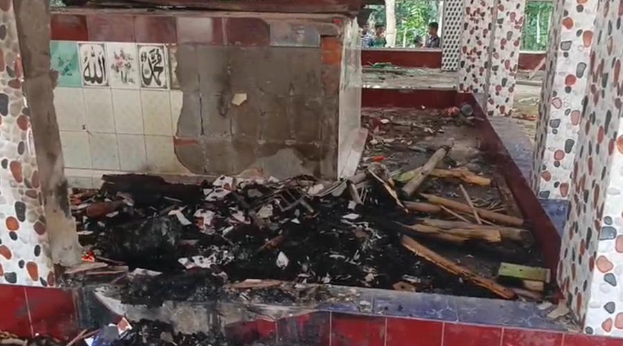 কুমিল্লার হোমনায় ফেসবুক পোস্টের জেরে বিক্ষোভ, মাইকে ঘোষণা দিয়ে মাজারে আগুন