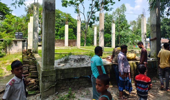 মসজিদ নির্মাণ নিয়ে দ্বন্দ্ব, সড়কে জুমার নামাজ