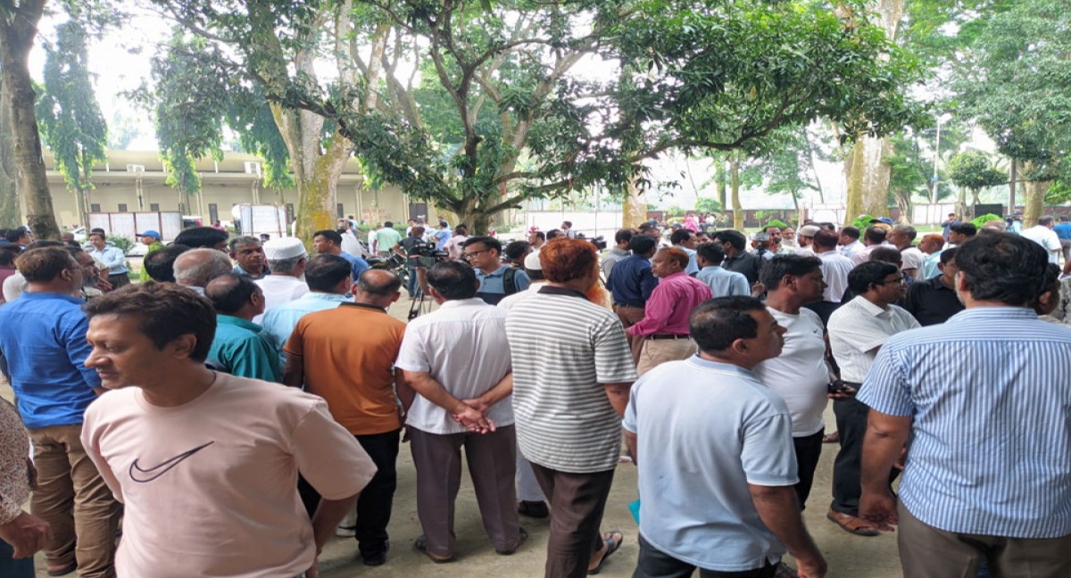 রাকসু নির্বাচনের কার্যক্রম চলমান রেখে কর্মকর্তা-কর্মচারীদের ‘শাটডাউন’ কর্মসূচি ঘোষণা