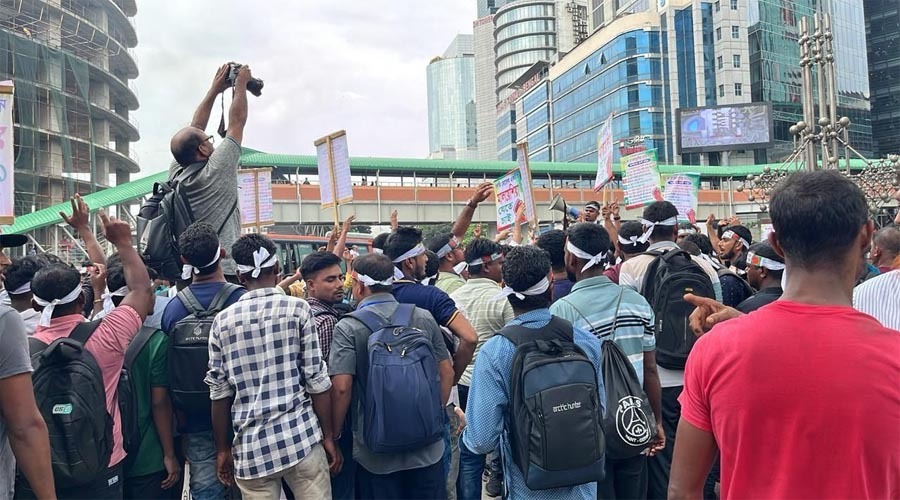 কারওয়ান বাজারে সড়ক অবরোধ, যান চলাচল ব্যাহত