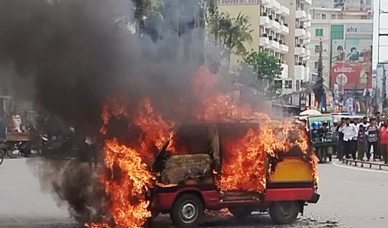 খুলনায় অগ্নিকাণ্ডে পুড়লো অ্যাম্বুলেন্স