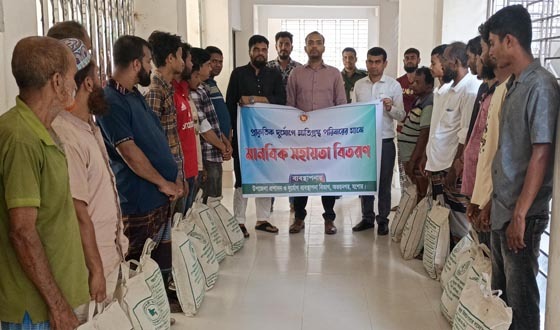 অগ্নিকান্ডে ক্ষতিগ্রস্তদের আর্থিক ও মানবিক সহায়তা প্রদান